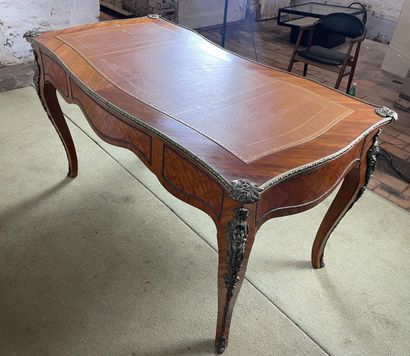 Bureau plat en marqueterie et bronze doré...