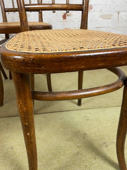 Suite de 4 chaises en bois et cannage - Thonet
Suite...
