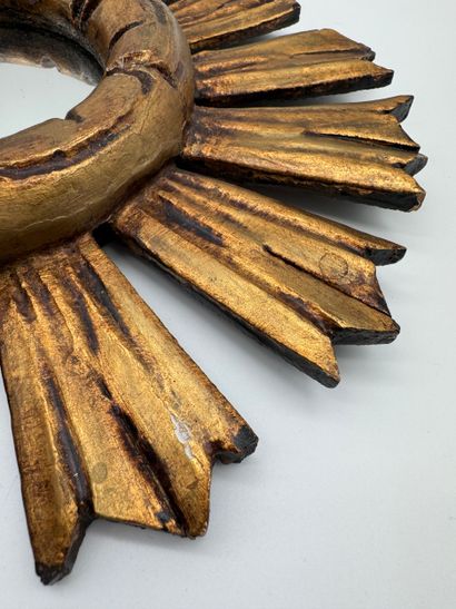 Miroir en bois sculpté et doré, à décor de...