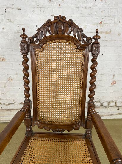 Fauteuil en bois sculpté et cannage - Style...
