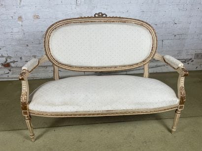 Canapé de style Louis XVI en bois relaqué,...