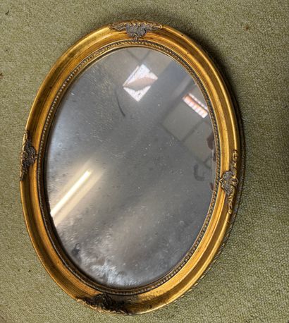 Miroir ovale en bois doré de style Louis...