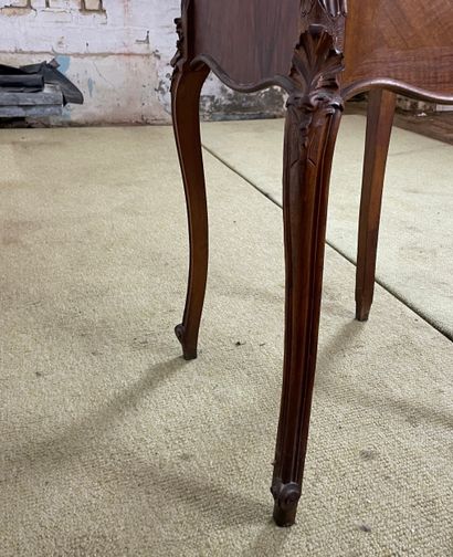 Table de chevet à gradin en bois sculpté,...