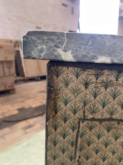 Commode de style Louis XVI en bois, plateau...