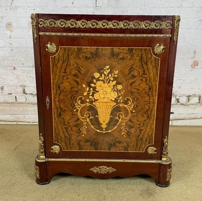 Meuble d’appui en placage et marqueterie,...