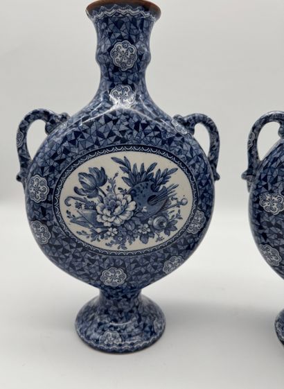 Paire de vases gourdes en faïence à décor...