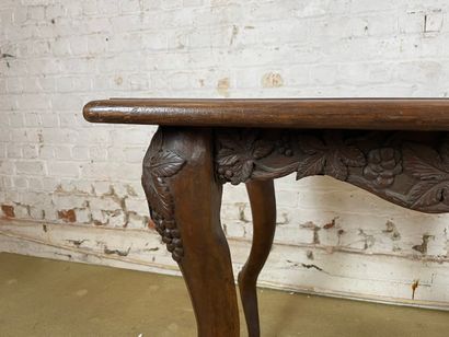Table en bois sculpté à décor de grappes...