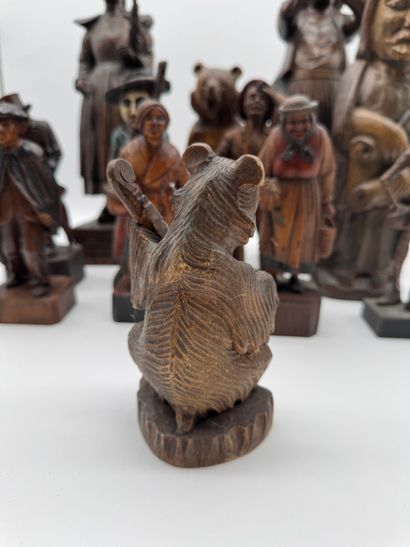 Set of wooden sculptures with various subjects
A...
