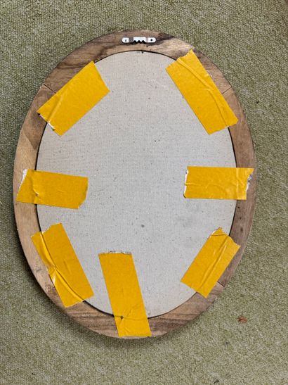 Miroir ovale en bois doré de style Louis...