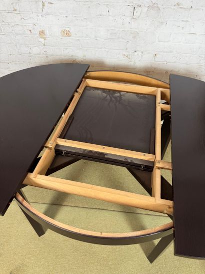 Ensemble de salle à manger moderniste dans...