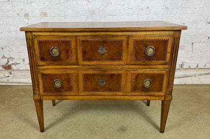 Commode sauteuse de style Louis XVI
Commode...