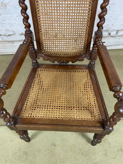 Fauteuil en bois sculpté et cannage - Style...