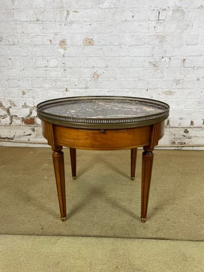 Table de jeu de style Louis XVI 
Table circulaire...