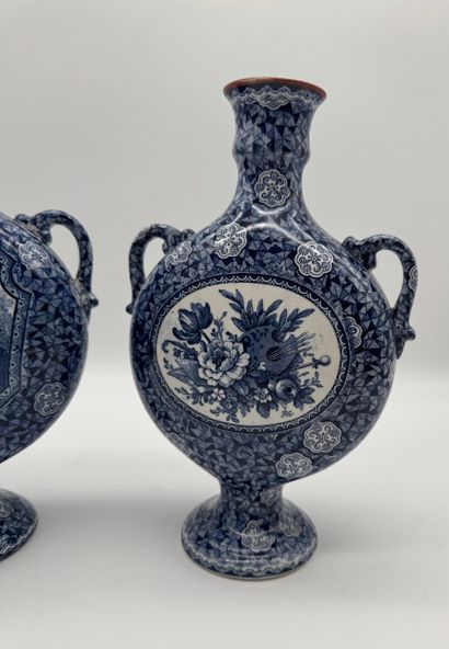 Paire de vases gourdes en faïence à décor...