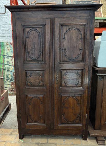 Armoire régionale en bois mouluré, travail...