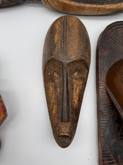Lot of African-style objects (masks and sculptures)
Set...