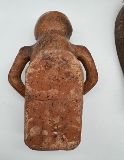 Lot of African-style objects (masks and sculptures)
Set...