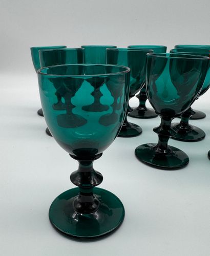Suite de 12 verres à pied en verre teinté...