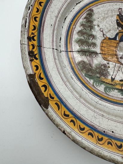 Lot d’assiettes en faïence et céramique diverses...