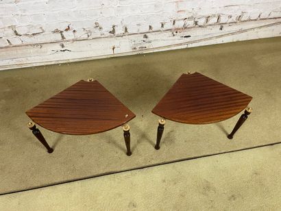 Paire de tables d’appoint demi-lune modulables.
Paire...