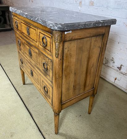 Commode de style Louis XVI en bois, plateau...