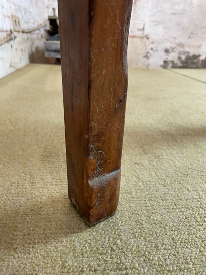 Table console en bois ouvrant par trois tiroirs...