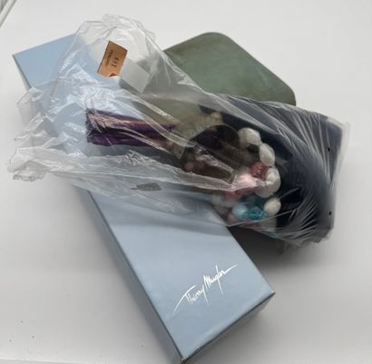 Lot comprenant bijoux fantaisie et accessoires...