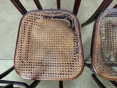 Suite de six chaises dans le goût de Thonet...