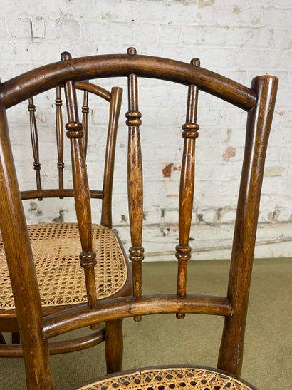 Suite de 4 chaises en bois et cannage - Thonet
Suite...