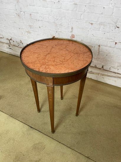 Table circulaire de style Louis XVI 
Table...