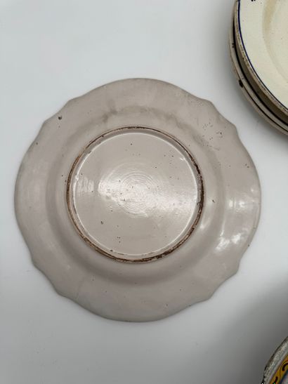 Lot d’assiettes en faïence et céramique diverses...