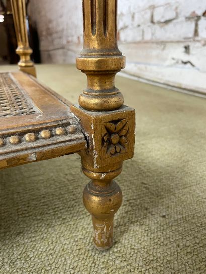 Guéridon à tablettes de style Louis XVI
Petit...