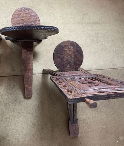 Lot de 4 sièges africains sculptés en bois...