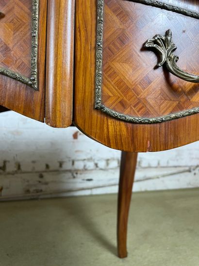 Bureau plat en marqueterie et bronze doré...