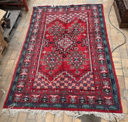 Heriz geometric rug / Azerbaijan
Bright red...