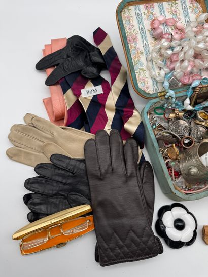 Lot comprenant bijoux fantaisie et accessoires...