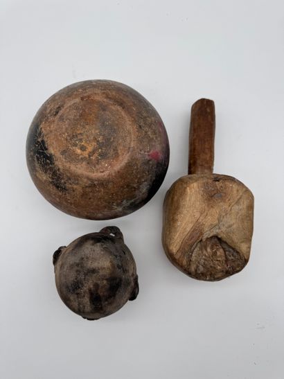 Ensemble d’objets ethnographiques en terre...