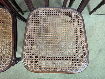 Suite de six chaises dans le goût de Thonet...