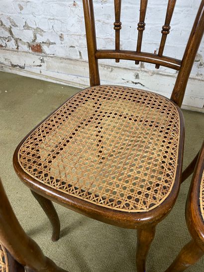 Suite de 4 chaises en bois et cannage - Thonet
Suite...