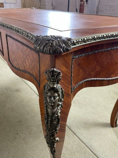 Bureau plat en marqueterie et bronze doré...
