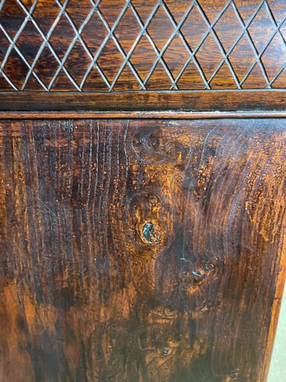 Commode en bois à décor sculpté, poignées...