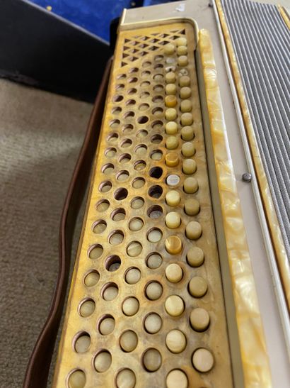 Accordéon piano ANTONIA - milieu du XX siècle
Accordéon...