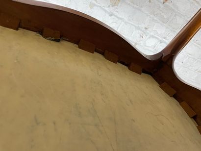 Table d’appoint de style Louis XV 
Petite...