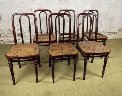 Suite de six chaises dans le goût de Thonet...