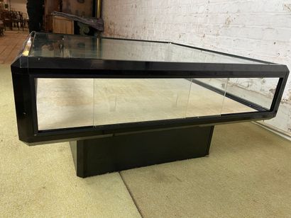 Table basse vitrine de style Maison Jansen,...