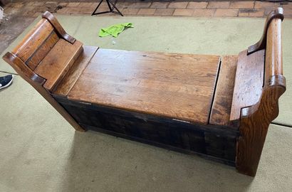 Banc coffre en chêne sculpté, style néo-gothique,...