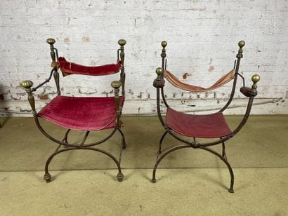Paire de fauteuils de style néoclassique,...