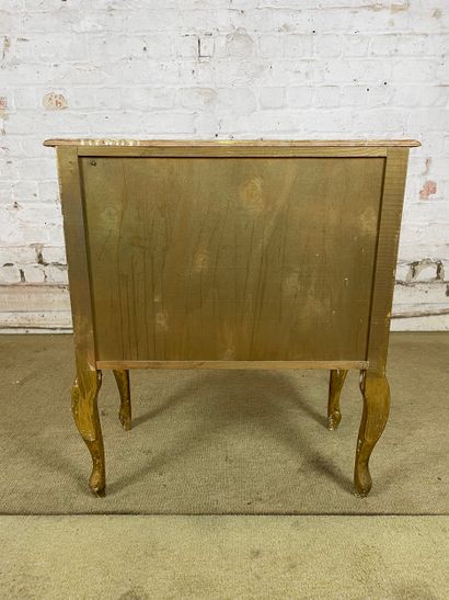 Commode d’appoint en bois stuqué et doré...