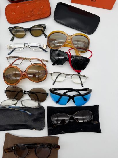 Lot de lunettes et étuis divers
Ensemble...