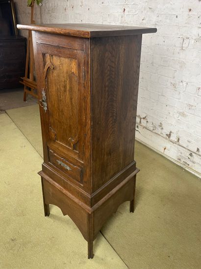 Petit meuble d’appoint de style rustique...